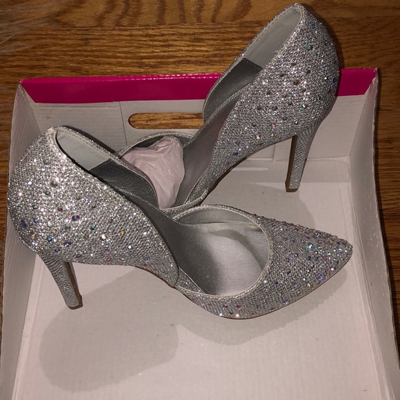 NEW🥂SILVER RHINESTONE HEELS😍 Make your OFFER💕 - Picture 2 of 3